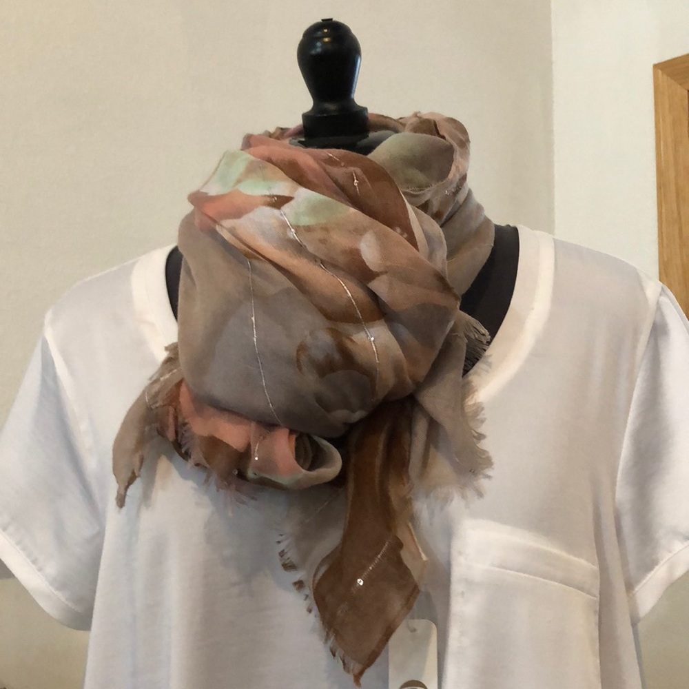 Charming Charlie‘s 🆕 flower scarf size os